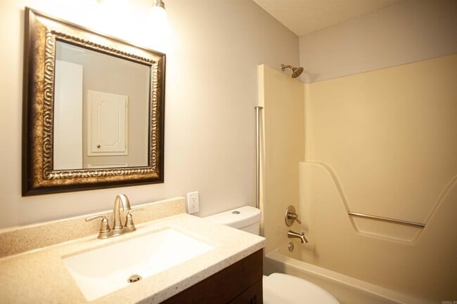 Photo - 2000 Lessel Dr