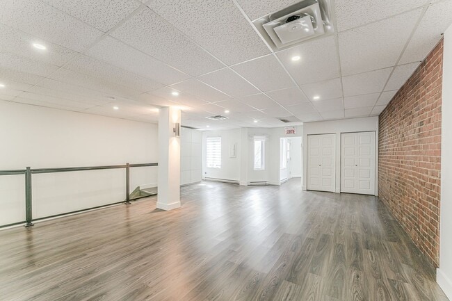 Building Photo - 824 Avenue du Mont-Royal E Unit 824