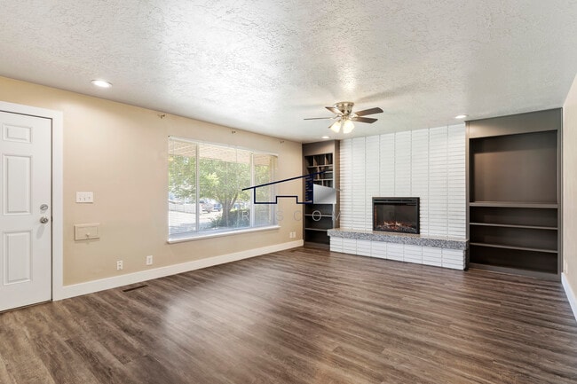 Photo - 1334 Henderson Dr