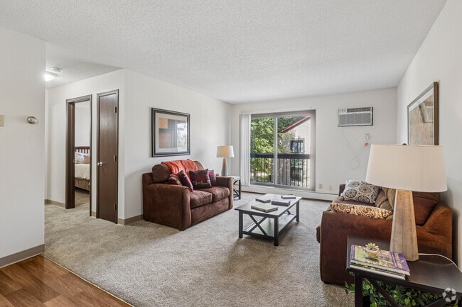 1BR, 1BA - 595SF - Living Room - Hampden Square Apts and Townhomes