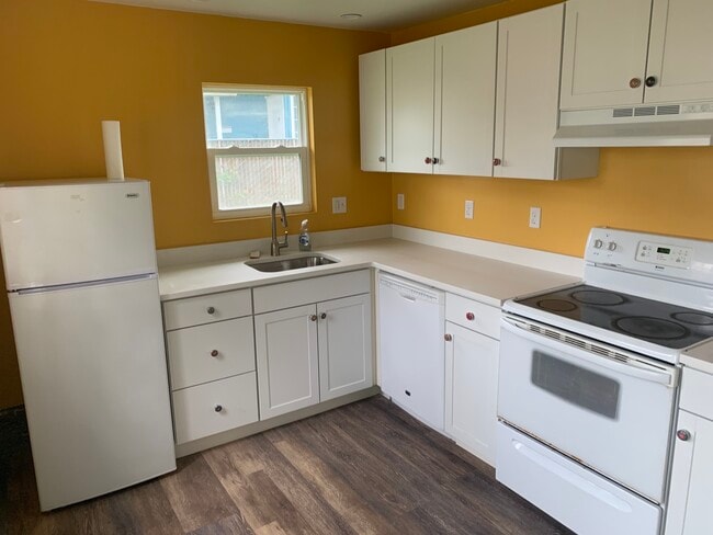 Another view of the kitchen. - 5636 SE Ogden St Unit B