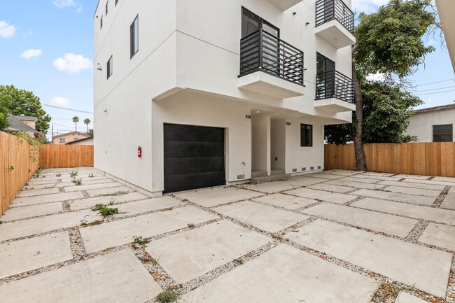 Photo - 438 E 28th St