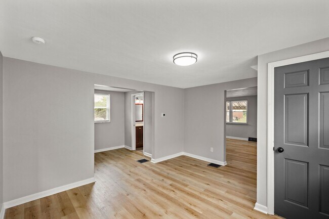 Photo - MOVE IN SPECIAL! SCORE HALF OFF 1ST MONTH'...