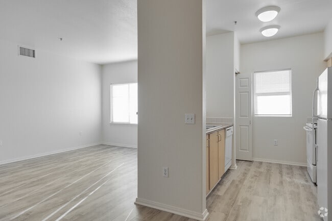 2BR, 2BA - 689SF