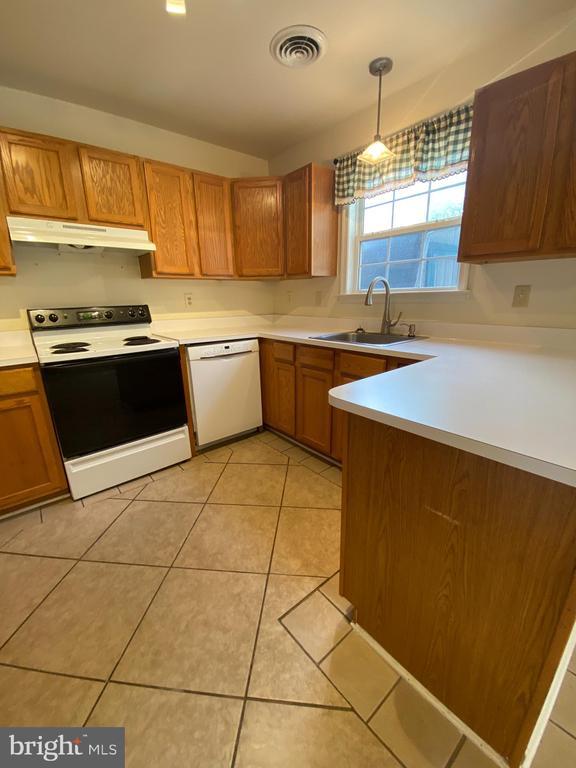 Building Photo - 134 Georgetown Square Rental