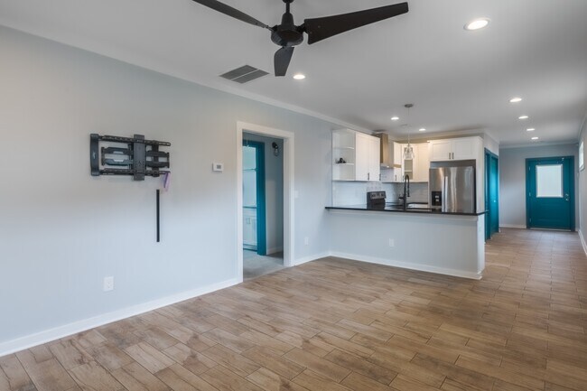 Photo - 1387 Lyle Ave