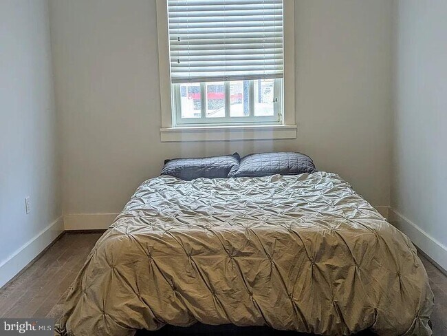 Photo - 1724 Fleet St