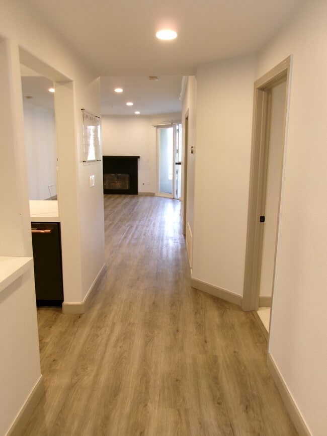2253 Martin Unit Metropolitan