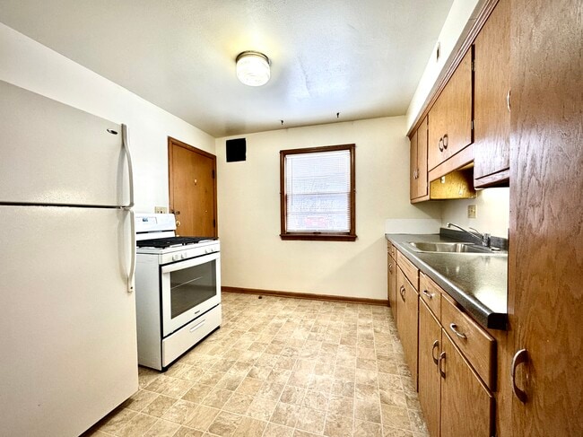 Photo - 608 N 90th St