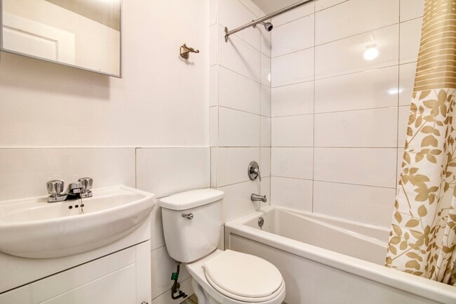 Photo - 4920 Clanranald Avenue Unité 001B