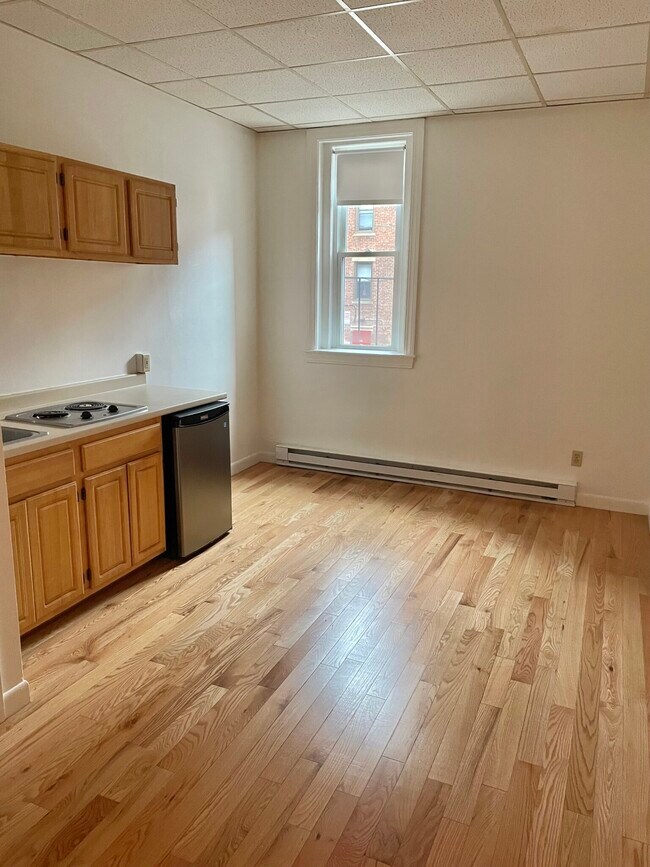 Building Photo - 7 Miner St Rental