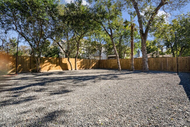 Building Photo - 207 Lockwood Dr