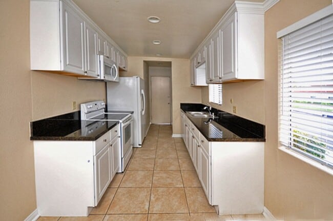 Photo - Charming 2BR Condo with Nice Patio and 1 Car Garage!!!
