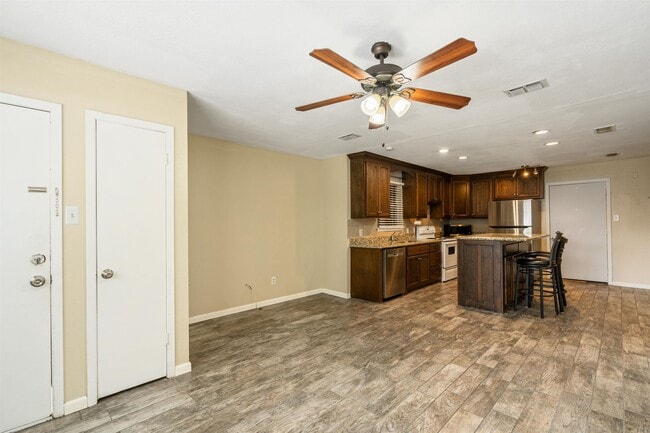Photo - 104 Hackberry Ln