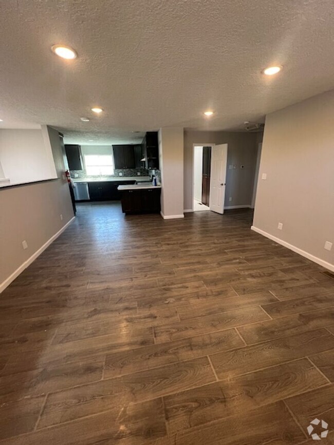 Building Photo - Beautifully Remodeled 2 Bedroom 1 Bath 1 C... Rental
