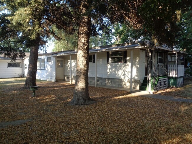 Building Photo - 3 Bedroom/ 1 1/2 Bathroom Mobile Home
