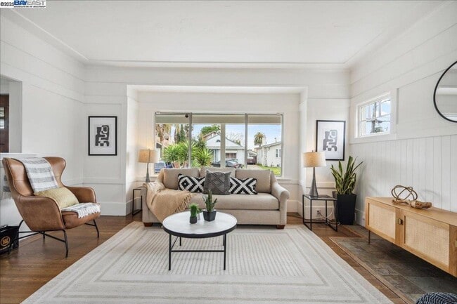 Photo - REMODELED HUGE BRIGHT 2400sf 4BR/3.5BA Havenscourt Split Level Home w Cottage AVAIL NOW