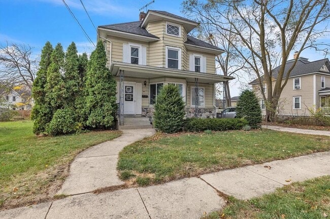 Exterior - 307 Pleasant St Unit Upper