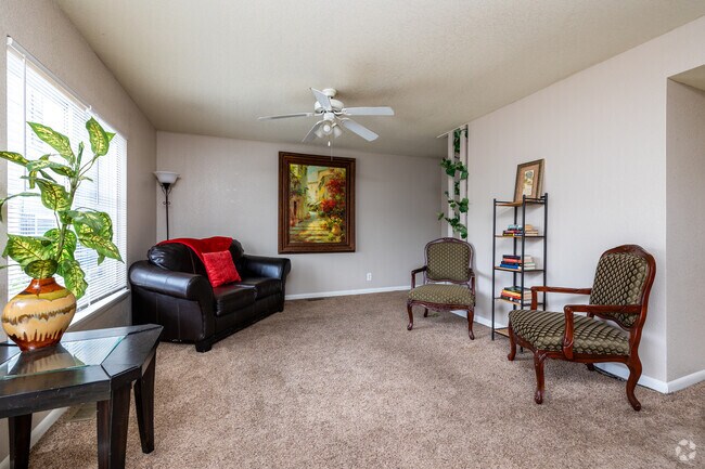 3BR, 1.5BA - 909SF - Living Room