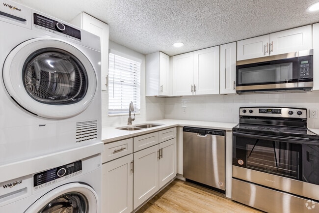 2 BR, 2 BA - 1,017SF