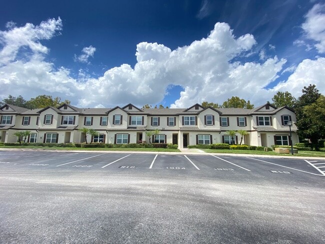 Building Photo - Beauiful Townhome in Tuscany Place. This i...