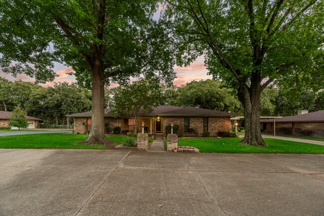 Photo - 763 Moore Rd