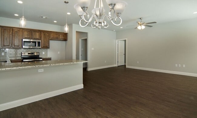 Beautiful 4/2 + Private Fenced Yard + Addi... - Beautiful 4/2 + Private Fenced Yard + Addi... Townhome