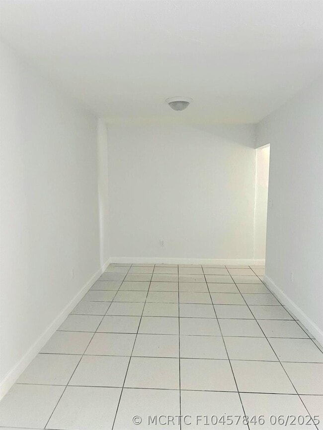 Building Photo - 1245 W 24th St Unit A-221