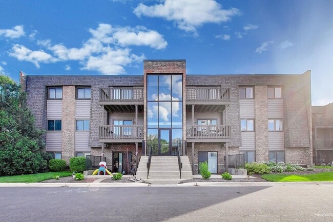 Building Photo - 1440 Stonebridge Cir Unit J12