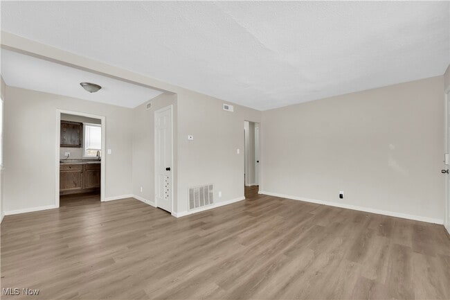 Photo - 2016 N Green Rd