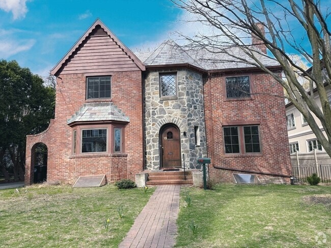Building Photo - 15 Winthrop Rd Rental