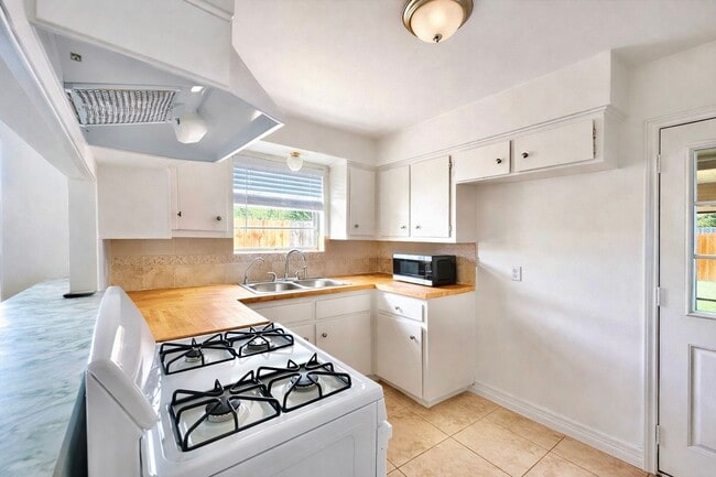 Photo - 3 BED 1.5 BATH NEW MANAGEMENT!!!