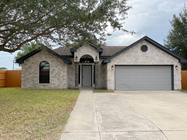 Photo - Beautiful 3b /2 bath home in McAllen