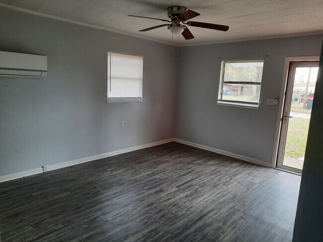 302 W Register Ave