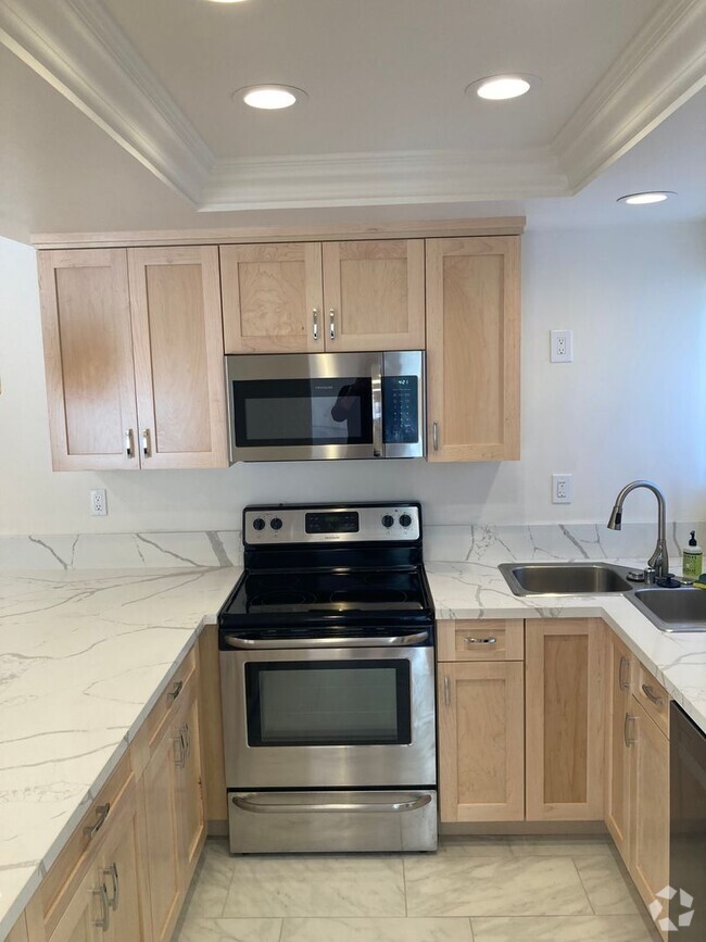Building Photo - Spacious Tierresanta Condo with Garage!