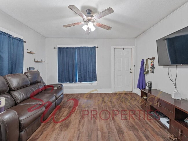 Photo - Cozy 2 bedroom on corner lot with privacy fenced backyard