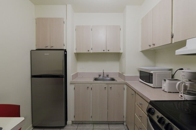 Building Photo - 1975 Maisonneuve Blvd W Unit 309