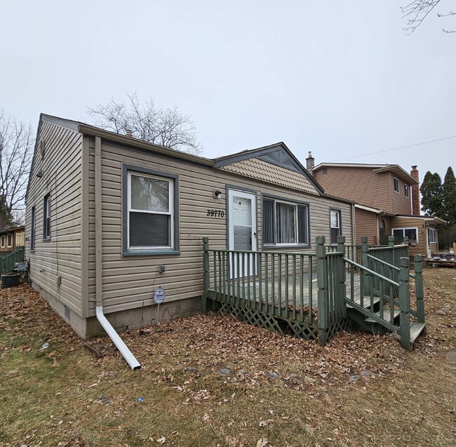 Building Photo - 3 Bedroom, 1 Bath Ranch w/ Fresh Updates Throughout. Spacious Living Room w/ New Laminate Floorin...