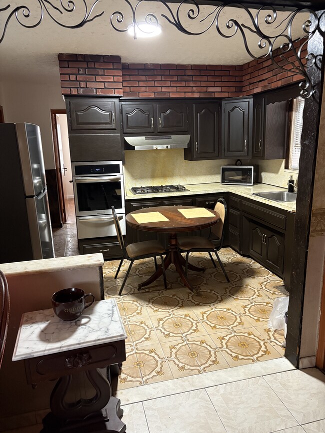 Cocina - 752 E 88th St