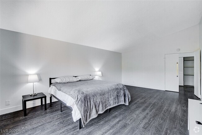 Building Photo - 945 Vegas Valley Dr Rental