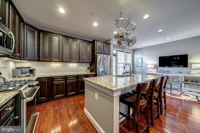 Building Photo - 3911 Chain Bridge Rd Rental