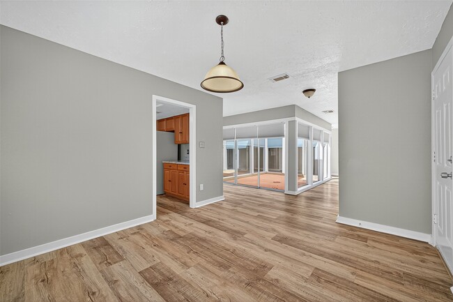 Photo - 10402 Gulfstream Ln