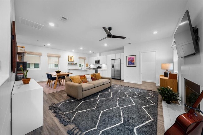 Building Photo - 5924 S Congress Ave Unit 112