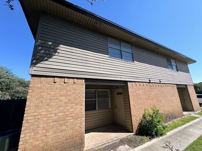 Building Photo - 3609 Hereford Ln