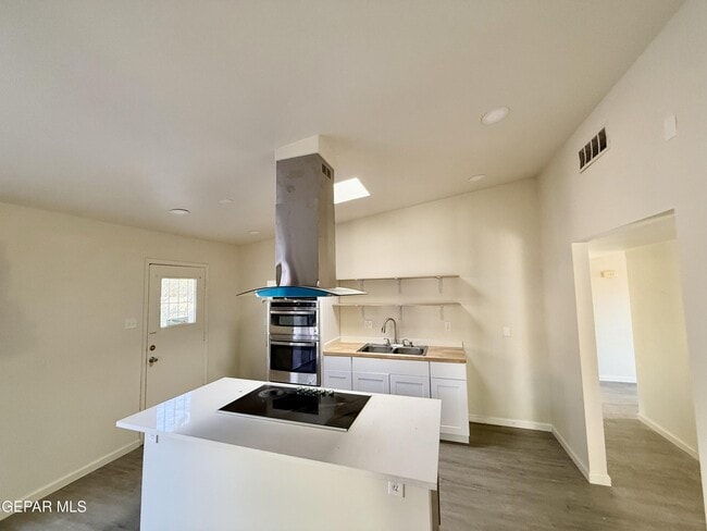 Photo - 3216 Drumond Rd