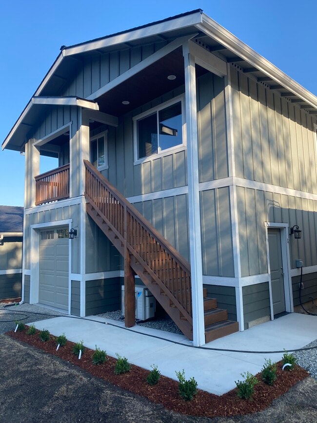 Top Floor Privacy w/ Garage - 1704 Eagles Nest Pl SE Unit 1704.5