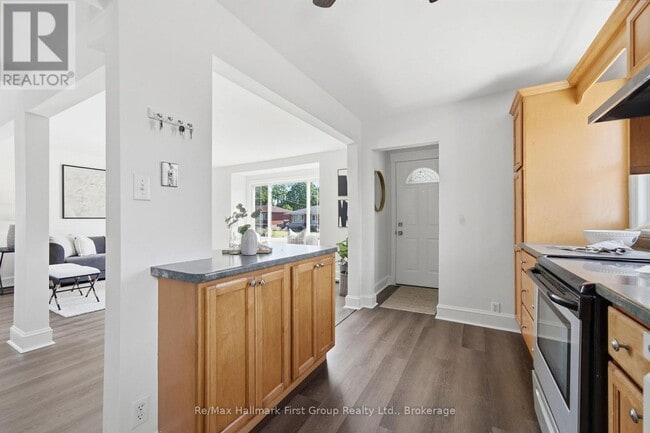 Photo - 573 Sinclair St