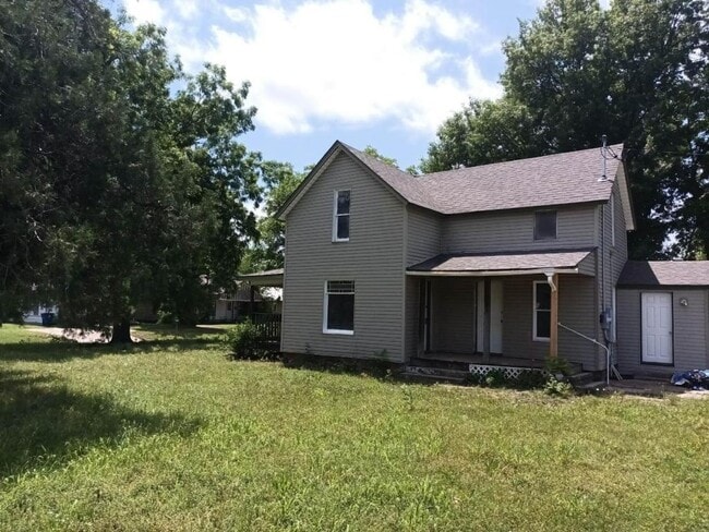 Photo - 744 E Walnut St House