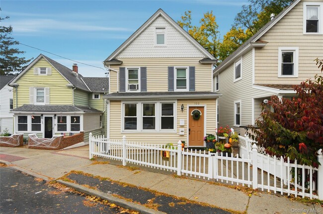 Building Photo - 100 School St