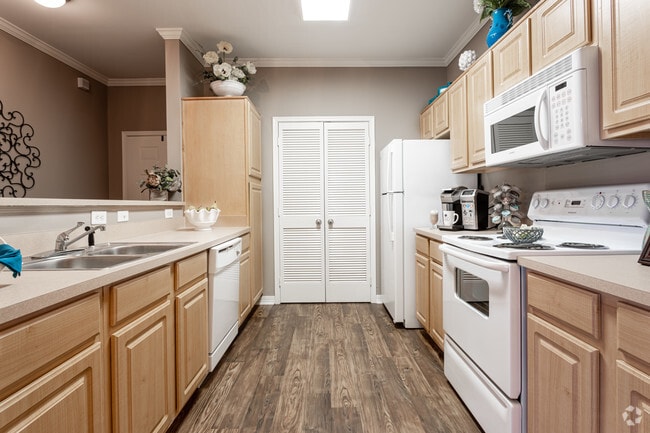 2BR, 2BA - 1,004SF